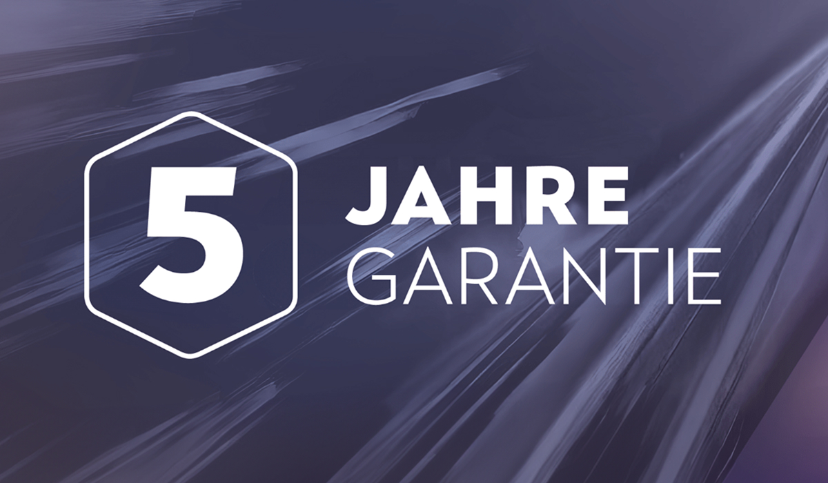 Grafisches Element mit der Aufschrift 5 Jahre Garantie in Weiß auf violettem Hintergrund mit dynamischen Lichtreflexen.
